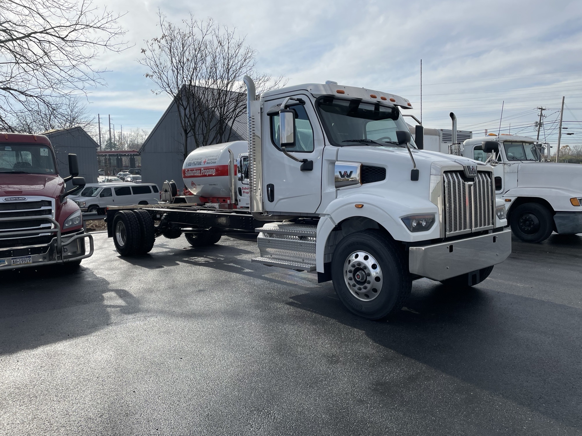 2025 WESTERN STAR 47X WC1694 - image 2 of 6