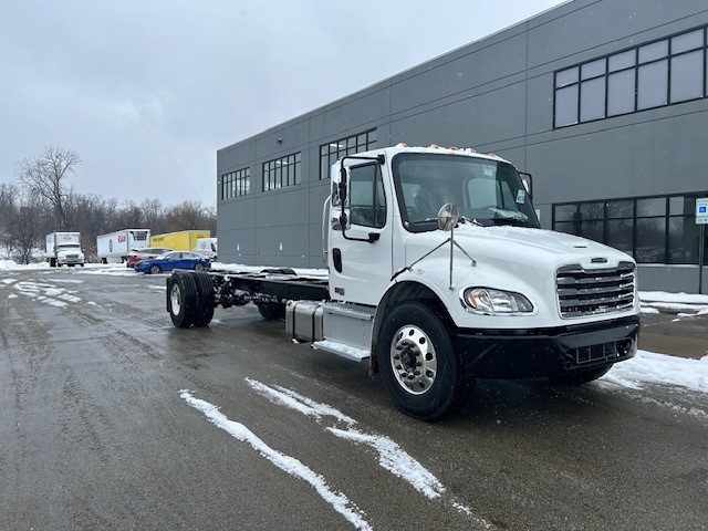 2025 FREIGHTLINER BUSINESS CLASS M2 106 PLUS WD5524 - image 1 of 4