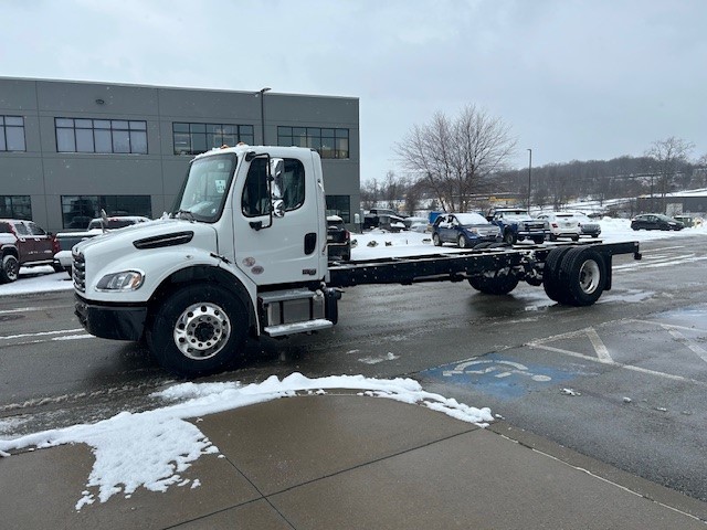 2025 FREIGHTLINER BUSINESS CLASS M2 106 PLUS WD5524 - image 3 of 4