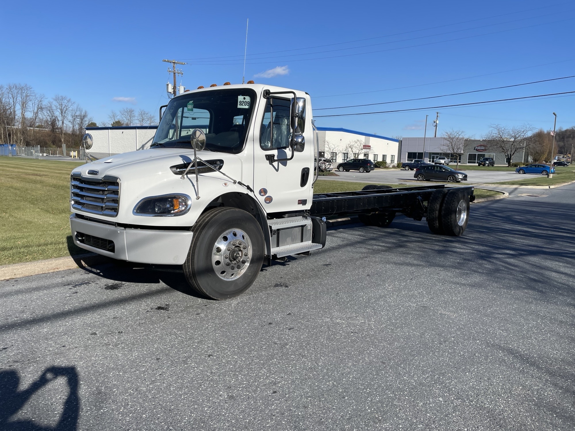 2025 FREIGHTLINER BUSINESS CLASS M2 106 PLUS WF1525 - image 1 of 6