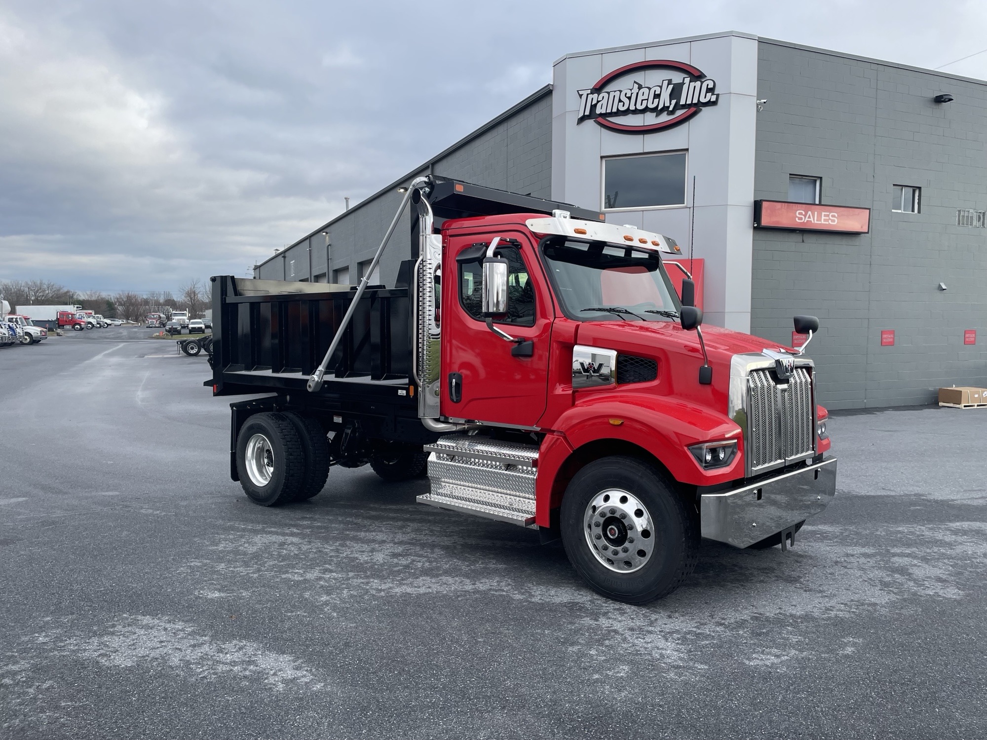 2025 WESTERN STAR 47X WC1748 - image 1 of 6