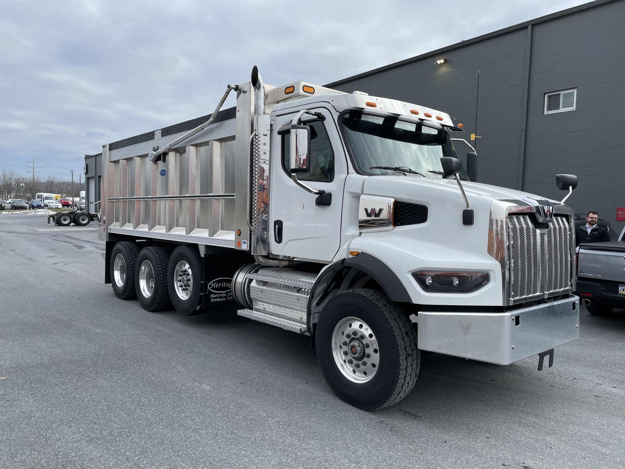 2025 WESTERN STAR 47X VS8522 - image 2 of 6