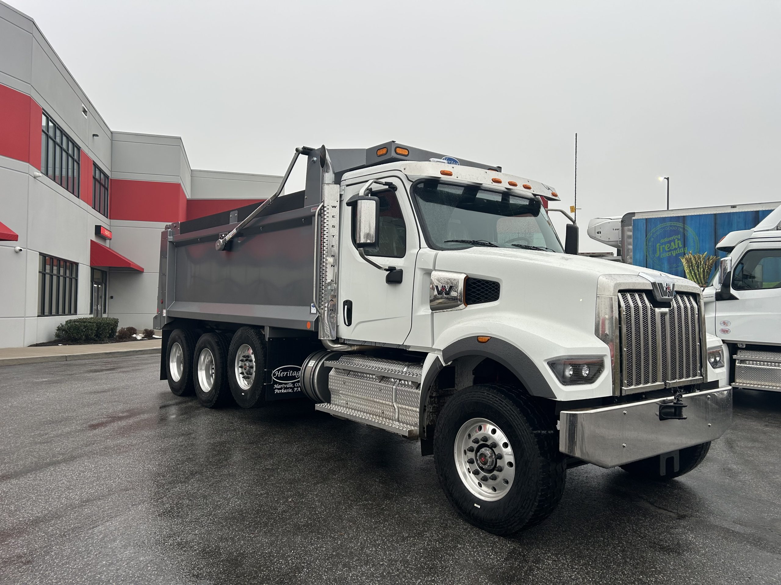 2025 WESTERN STAR 49X VY7397 - image 2 of 6