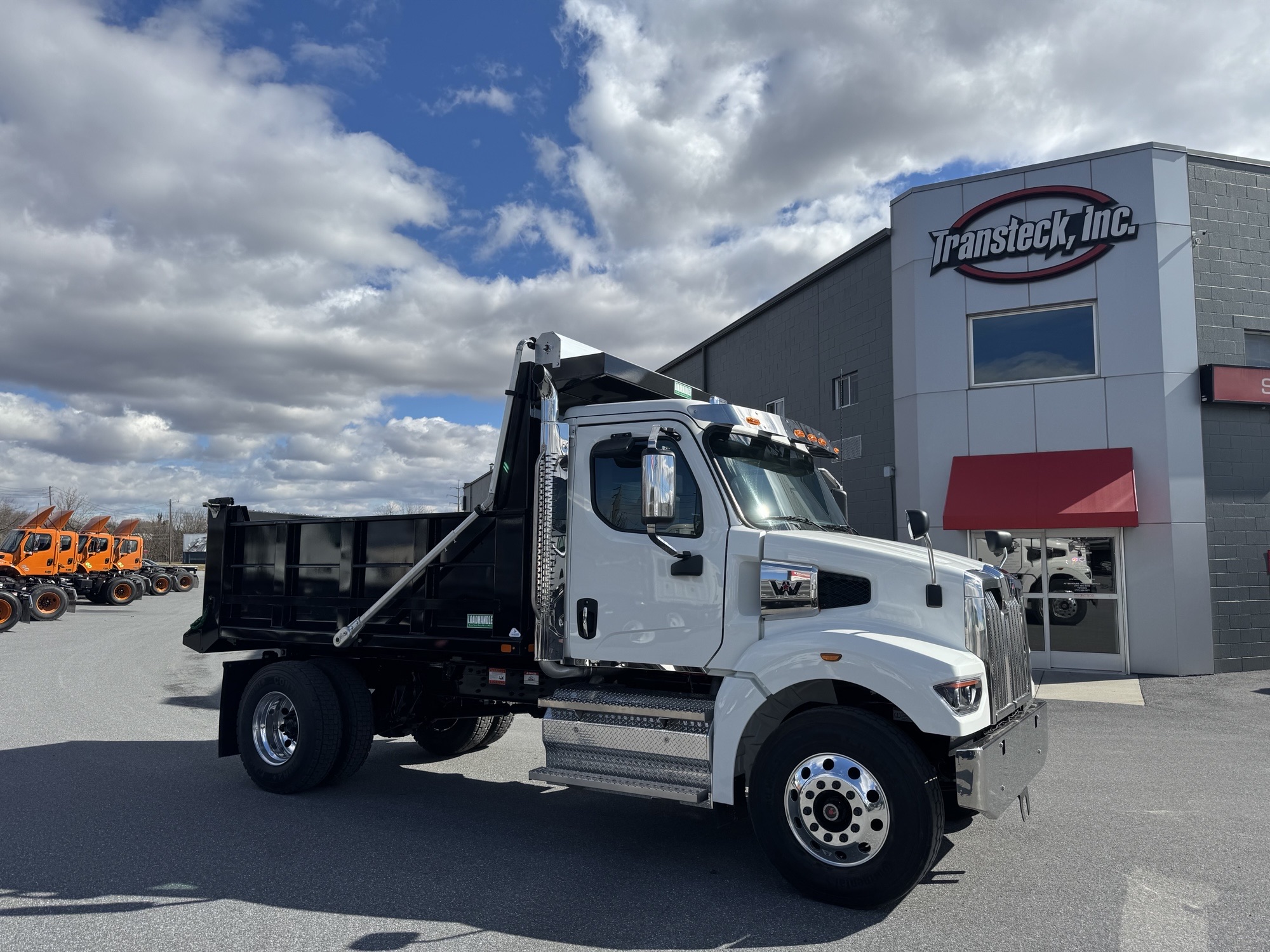 2025 WESTERN STAR 47X WC1745 - image 1 of 6